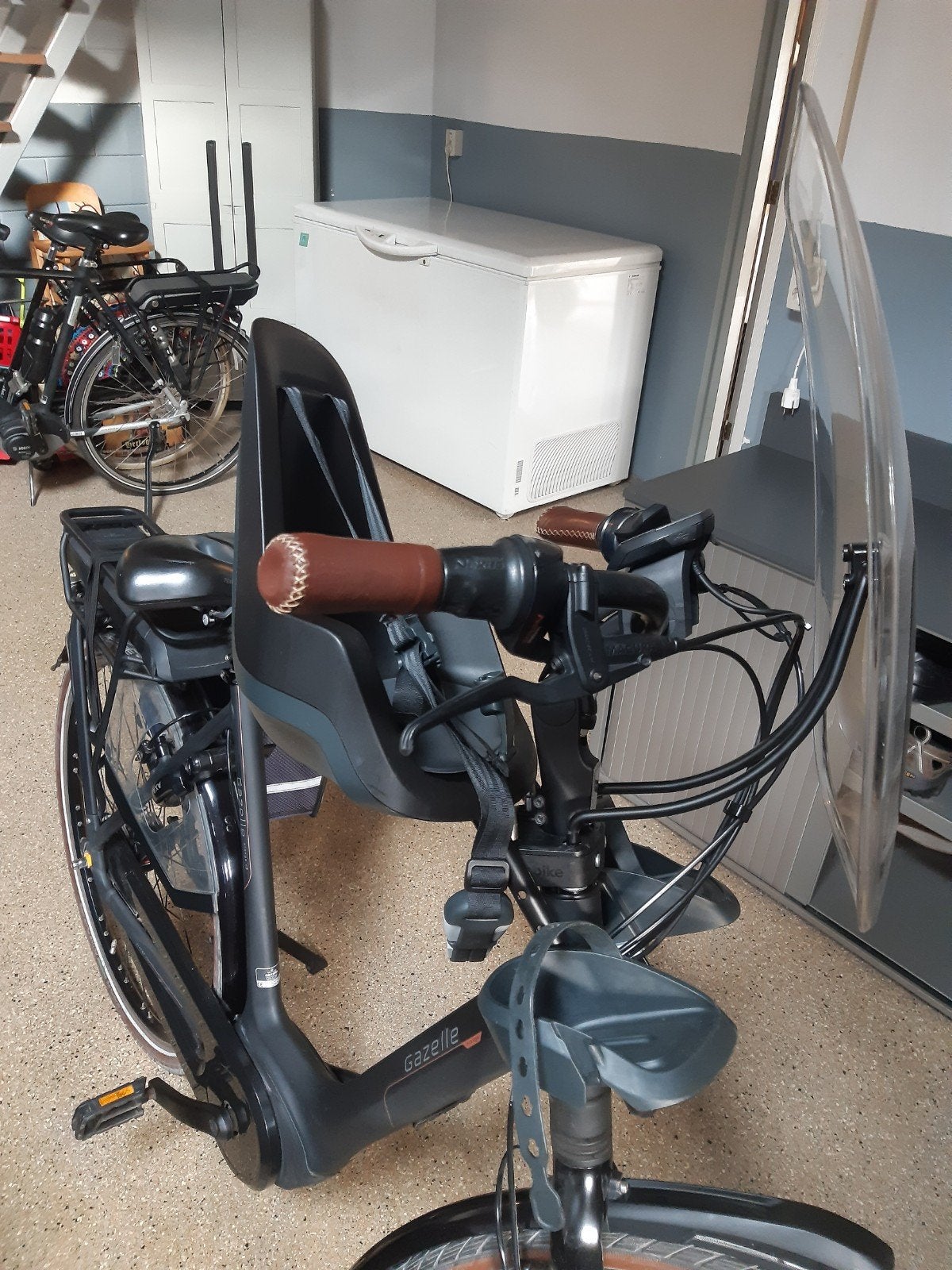 Bo bike fietsstoeltje met windscherm, Ophalen, Voetsteuntjes, Voorzitje, Zo goed als nieuw