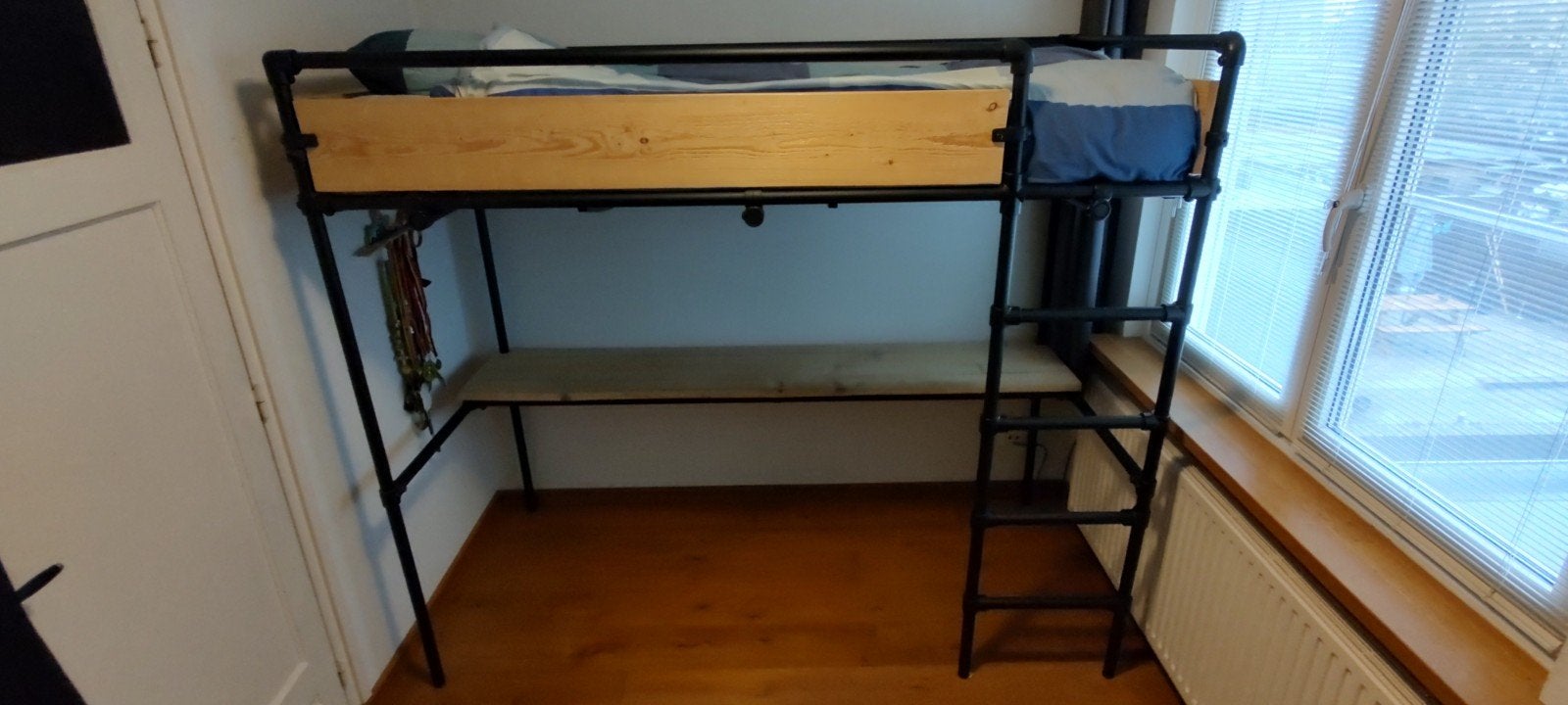 Stoere hoogslaper van zwarte steigerpijp, Ophalen, Hoogslaper, Eenpersoons, 200 cm