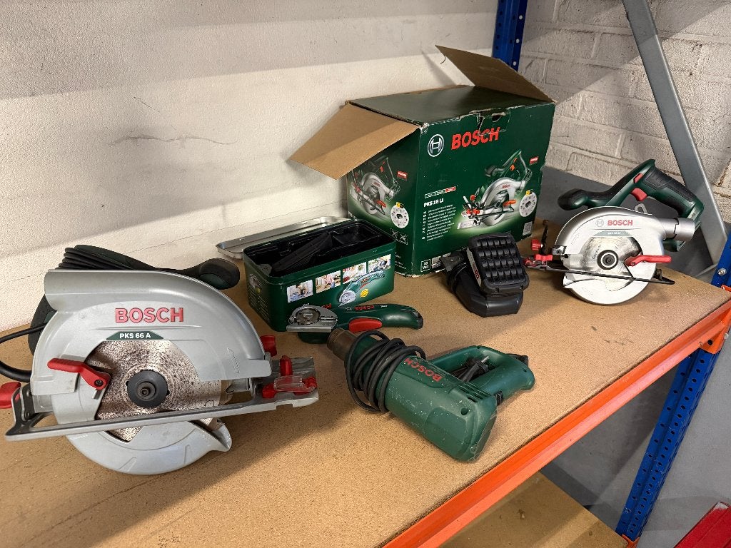 Partij Bosch gereedschap: 2 cirkelzagen, verfföhn, snijder, Doe-het-zelf en Verbouw, Ophalen, Gebruikt, Cirkelzaag, 30 tot 70 mm