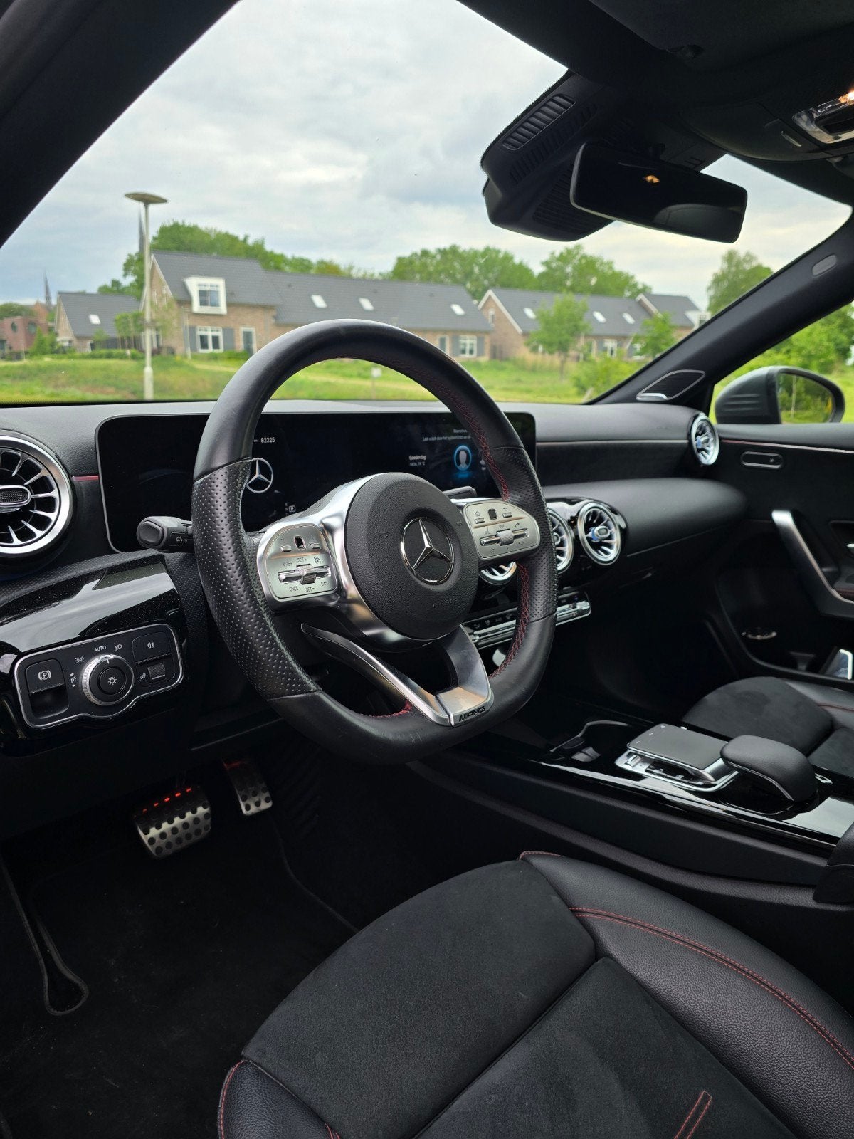 Mercedes-Benz A-Klasse A 180 136pk 7G-DCT 2019 Grijs, 136 pk, 4 cilinders, Origineel Nederlands, Parkeerassistent