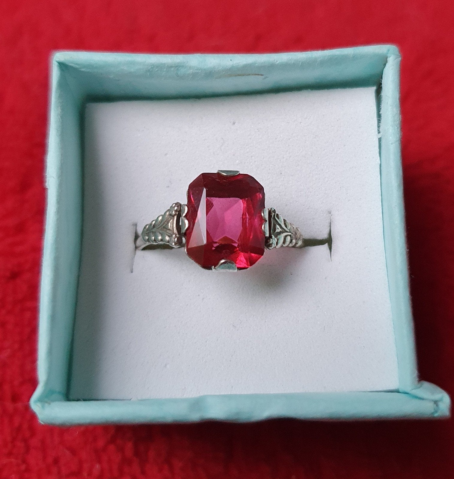 Zilveren ring met roze/rode steen, Verzenden, Zo goed als nieuw, 17 tot 18, Dame