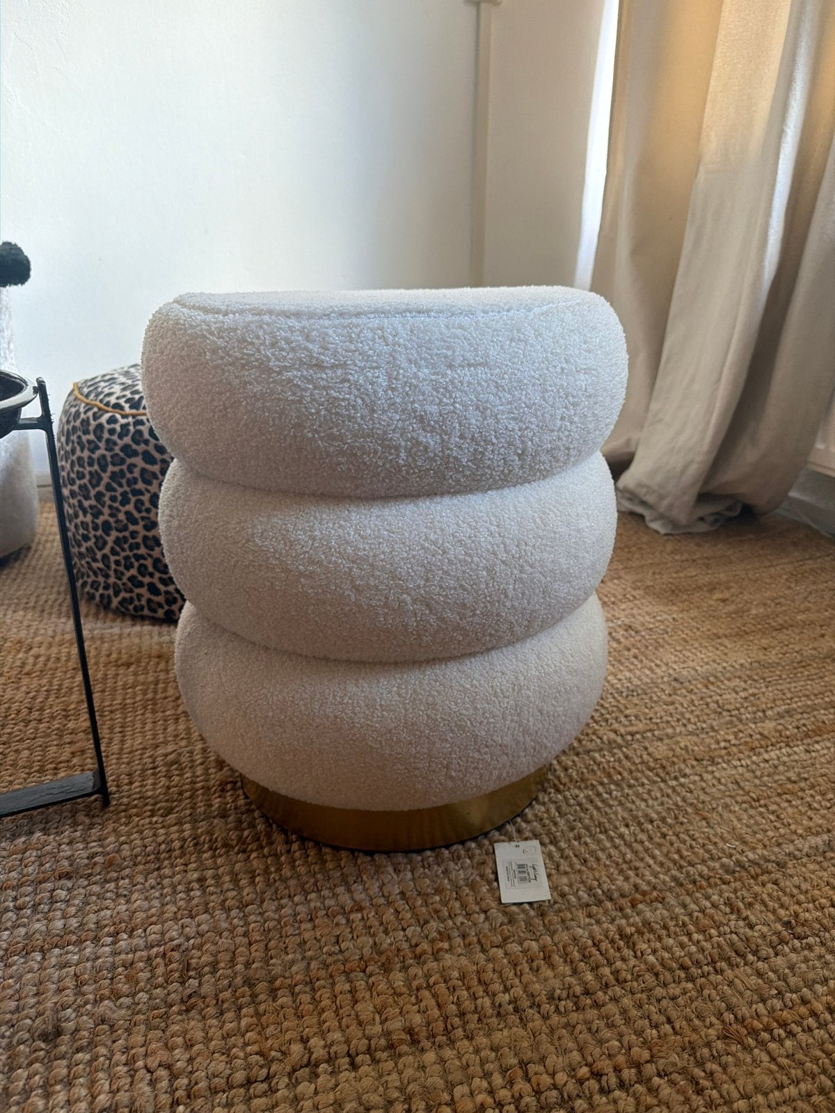 Trendy Witte Bouclé Poef. light & living - Zo goed als nieuw, Minder dan 50 cm, Rond, Ophalen of Verzenden, Zo goed als nieuw