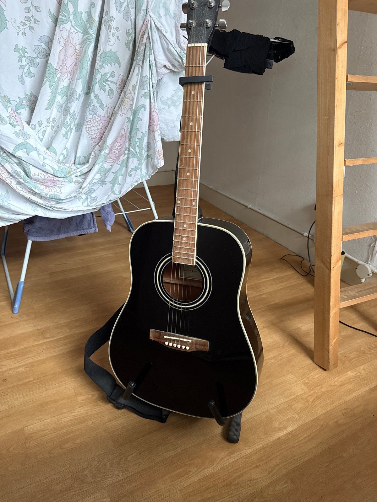 Zwarte Western gitaar met capo en standaard, Ophalen of Verzenden, Gebruikt, Western- of Steelstringgitaar