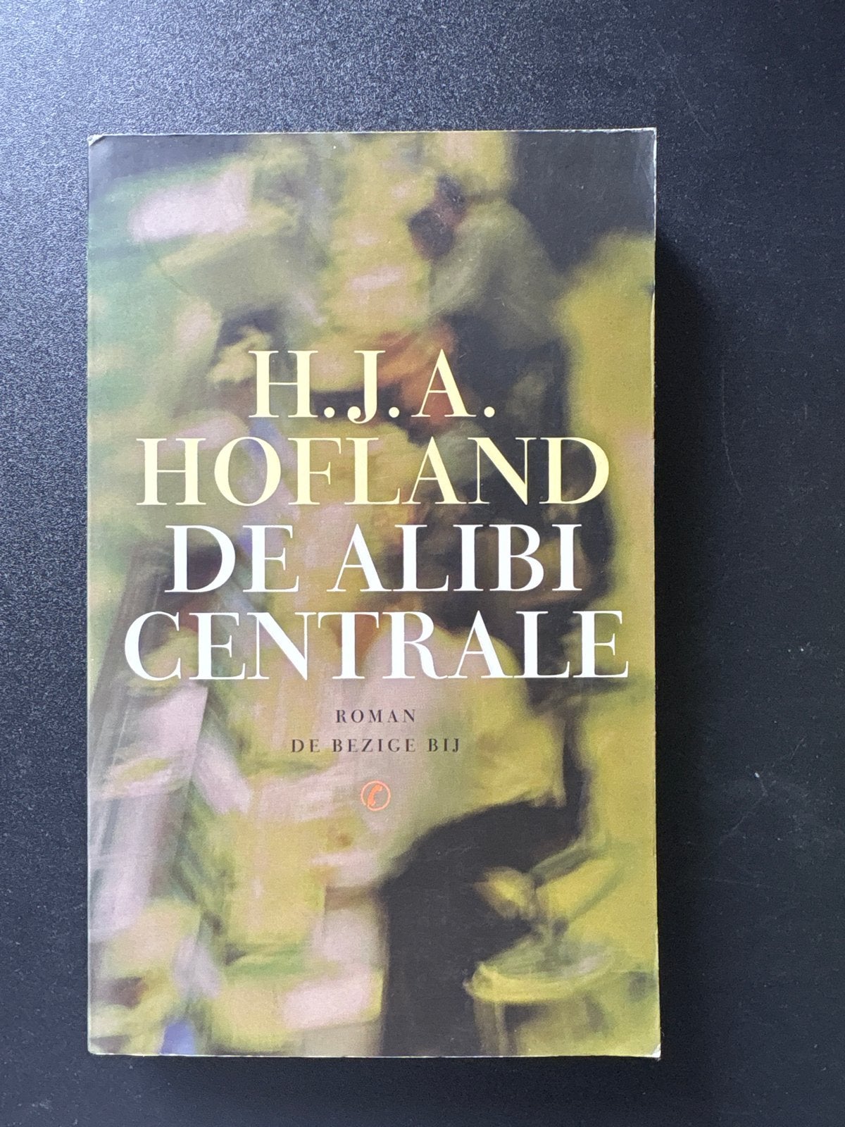 H.J.A. Hofland - De Alibi Centrale (Roman), Ophalen of Verzenden, Gelezen, Nederland