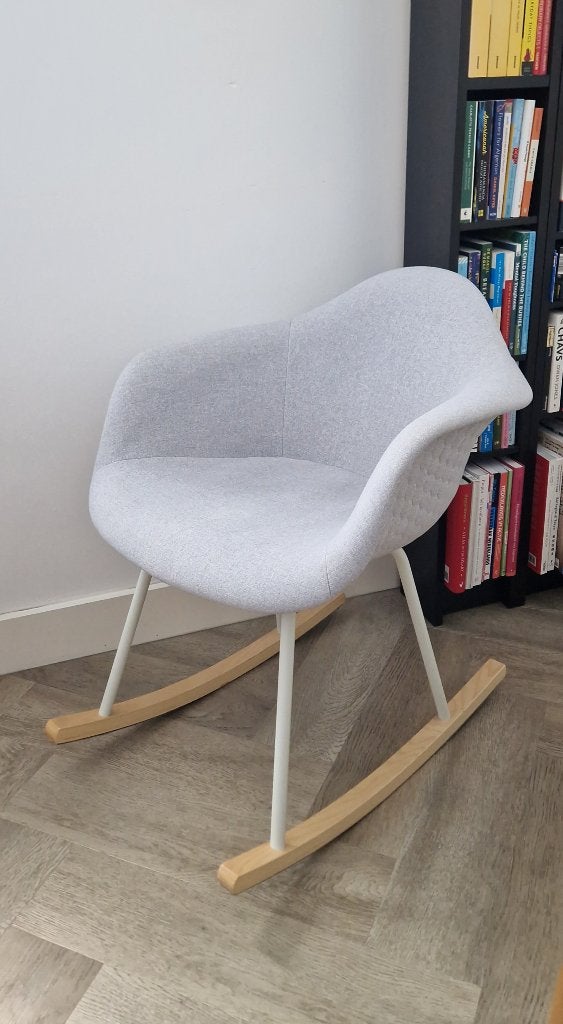 Kave Home Kevya skandi schommelstoel Lichtgrijs, Ophalen, Gebruikt, Scandi modern japandi minimal, Stof