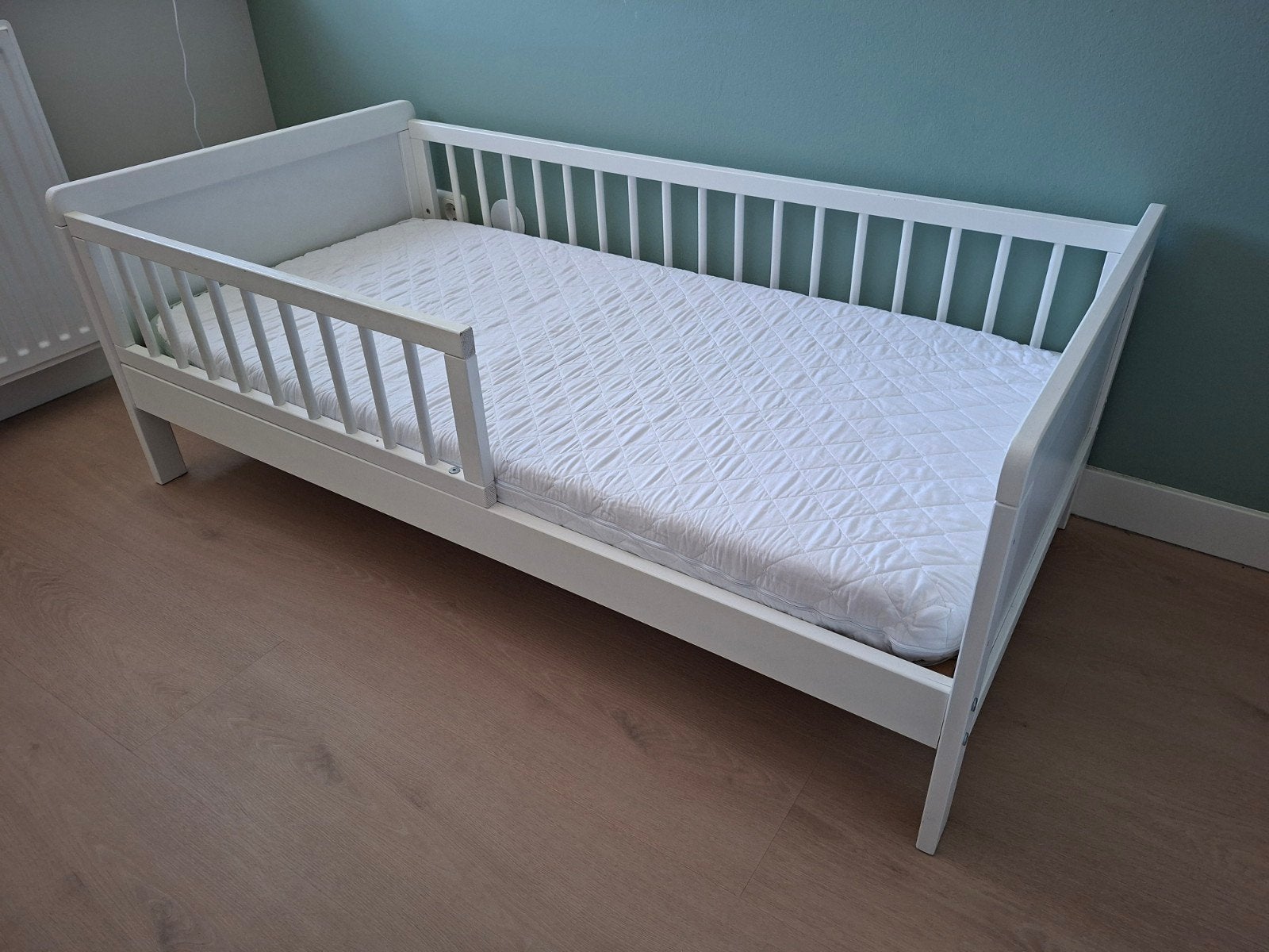Peuter bedje 70 x 140 cm met matras, Gebruikt, 70 tot 85 cm, 140 tot 160 cm, Ophalen