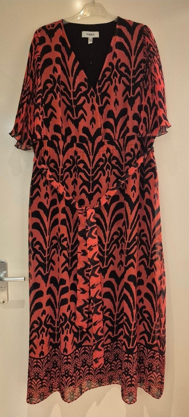 Nieuw schitterende rood/ zwarte yoek jurk maat XL is 50/52, Yoek, Jurk, Nieuw, Ophalen of Verzenden