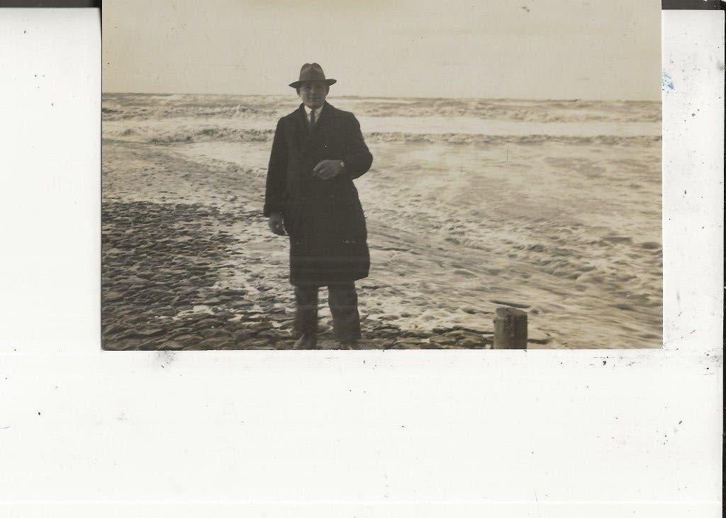 Scheveningen heer met hoed op strekdam Fotokaart, Ophalen of Verzenden, Voor 1920, Ongelopen, Zuid-Holland