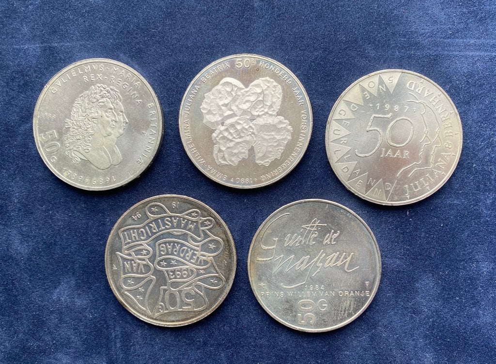 Set van 5 verschillende zilveren 50 Gulden munten (Beatrix)
