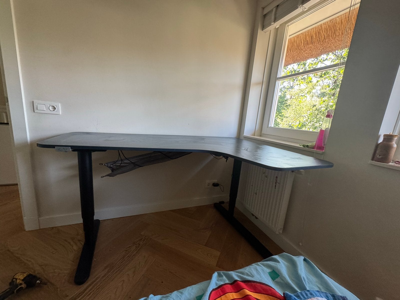 IKEA Bekant elektrisch hoekbureau (blauw/zwart), Huis en Inrichting, Bureaus, Ophalen, Gebruikt, Spaanplaat of MDF, Hoekbureau