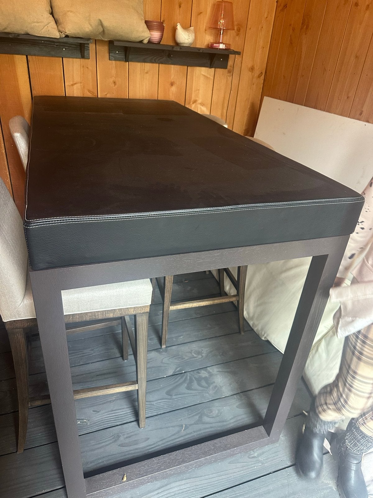 Moderne bartafel met zwart blad en stevig onderstel + stoel, Huis en Inrichting, Tafels | Eettafels, Ophalen, Gebruikt, 100 tot 150 cm