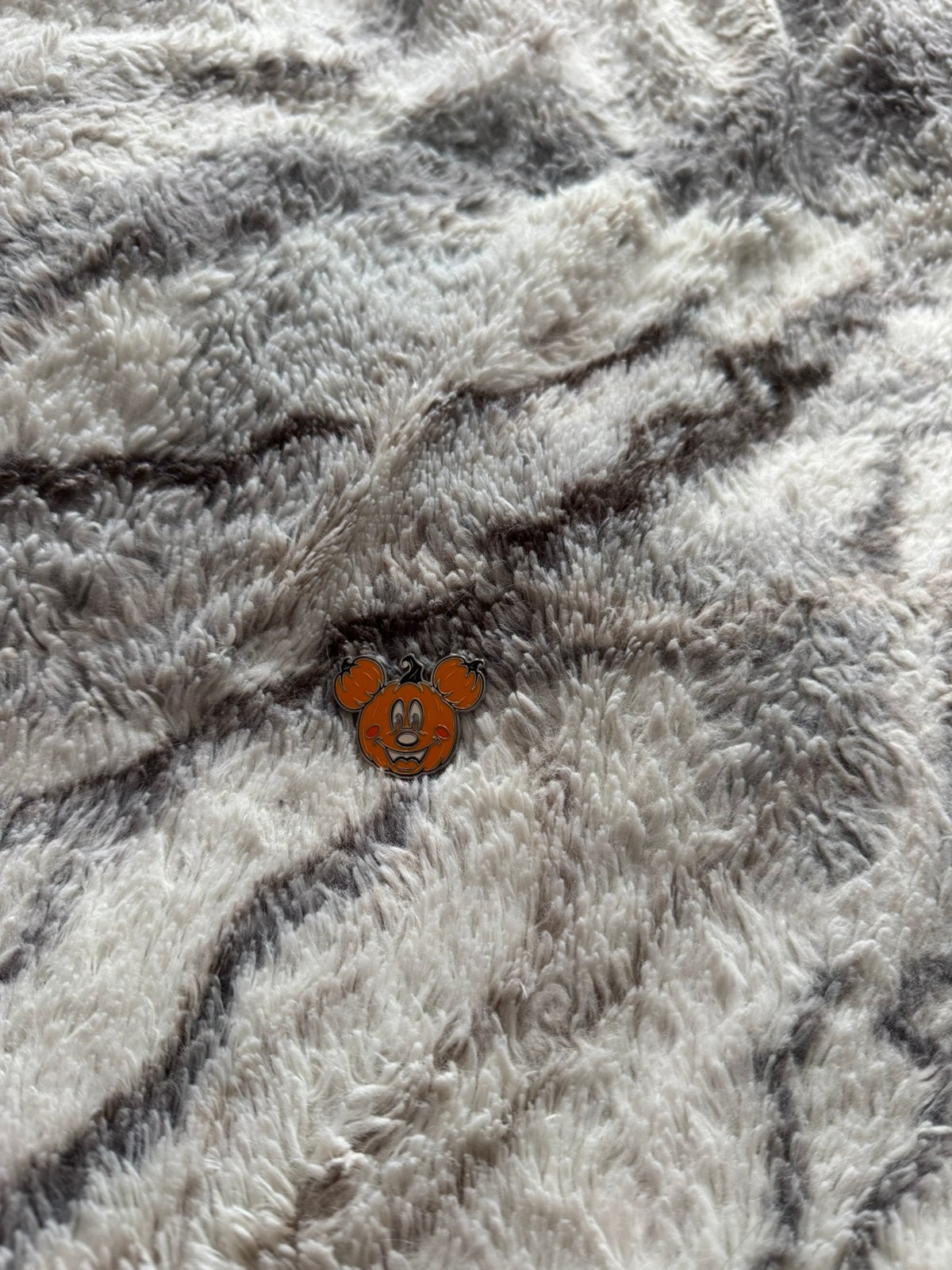 Minnie pompoen pin, Verzamelen, Ophalen of Verzenden, Overige figuren, Nieuw, Beeldje of Figuurtje