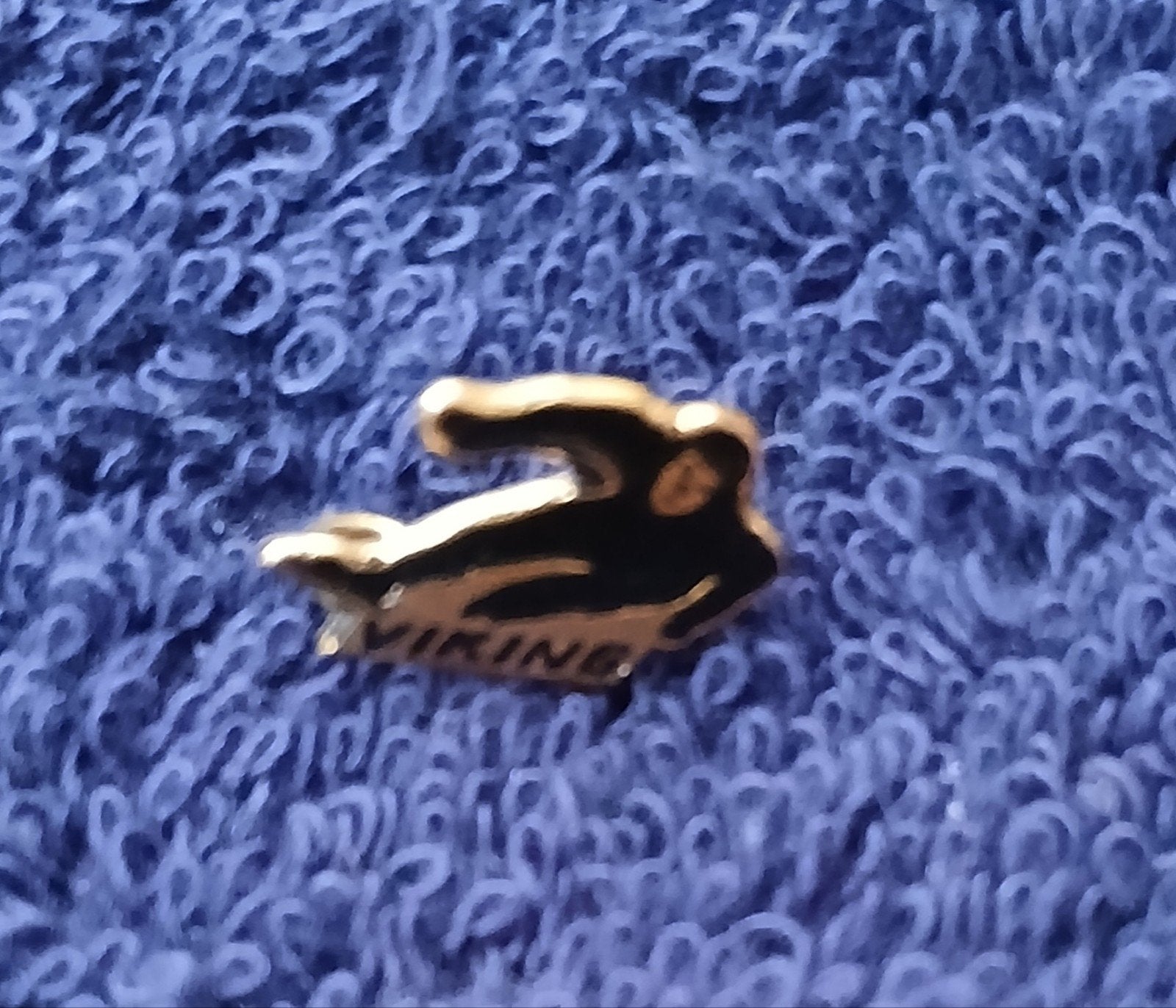 Viking Broche Speldje Met Schaatser, Ophalen of Verzenden, Zo goed als nieuw, Overige onderwerpen, Speldje of Pin