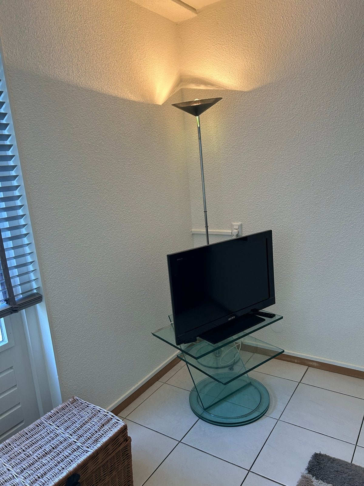 Lamp en glazen tv-meubel, Ophalen