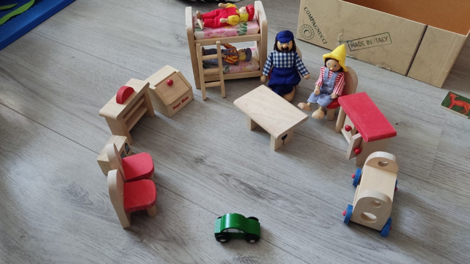 poppenset met speelgoed, Kinderen en Baby's, Speelgoed | Houten speelgoed, Ophalen of Verzenden, Zo goed als nieuw, Meubelstuk of Keukentje