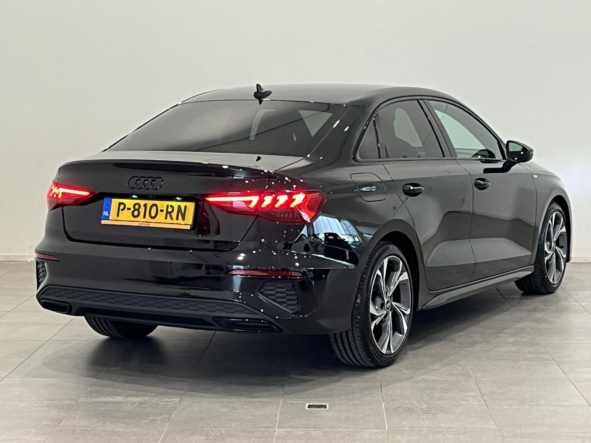 Audi A3 Limousine 35 TFSI S Edition | LED | Keyless | Stoelv, 4 cilinders, Leder en Stof, Zwart, Origineel Nederlands
