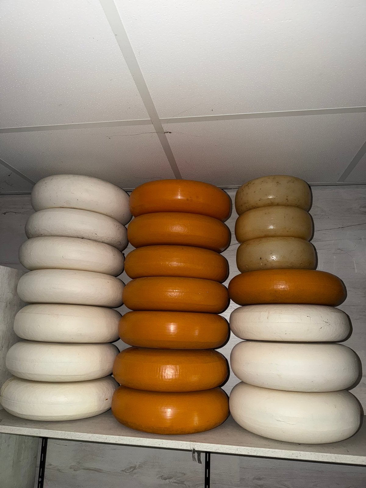 Kaas dummy nepkazen te koop wit, oranje en geel, Ophalen