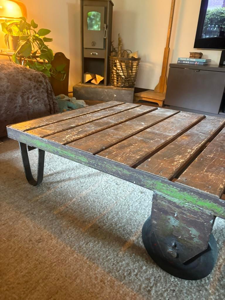 Vintage Industriële salontafel houten blad en metalen wiel, Gebruikt, 50 tot 100 cm, Minder dan 50 cm, Overige houtsoorten