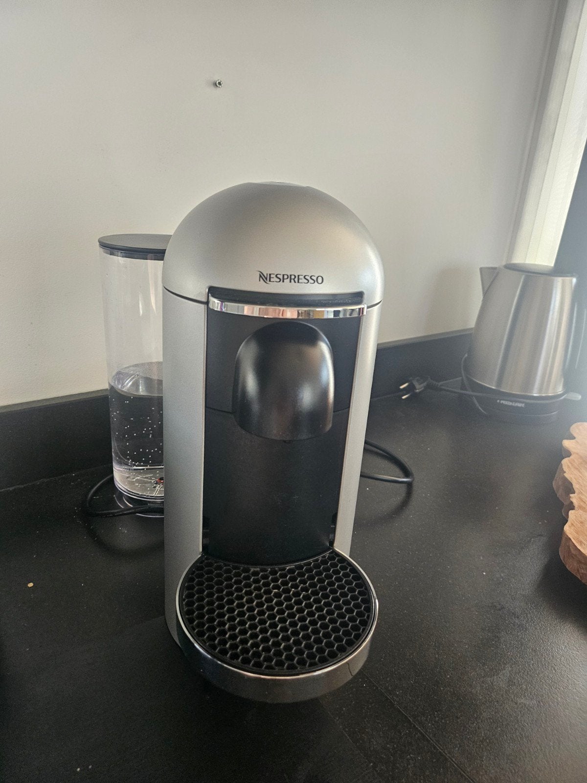 Nespresso Vertuo Plus koffiemachine + 9 doosjes cups, Ophalen, Koffiemachine, Zo goed als nieuw, 1 kopje