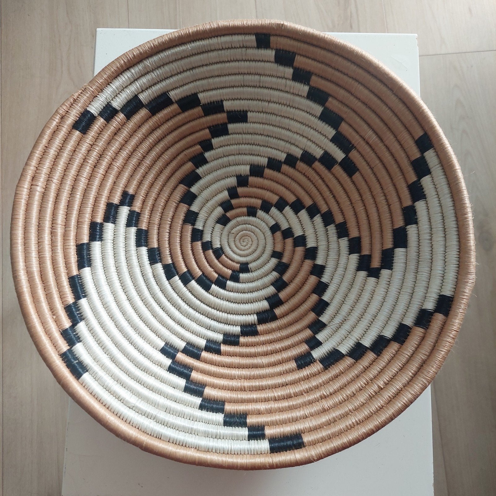 Decoratieve rieten schaal - Handgemaakt met patroon, Ophalen of Verzenden, Rond