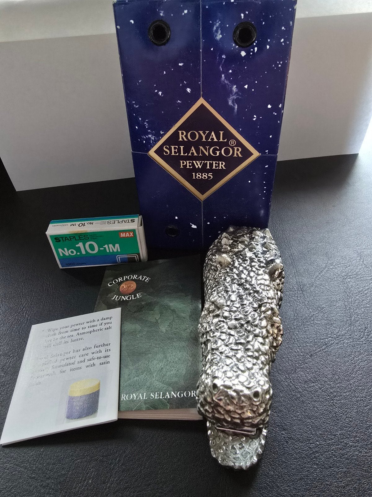 Unieke Royal Selangor Krokodil Nietmachine, Antiek en Kunst, Ophalen of Verzenden