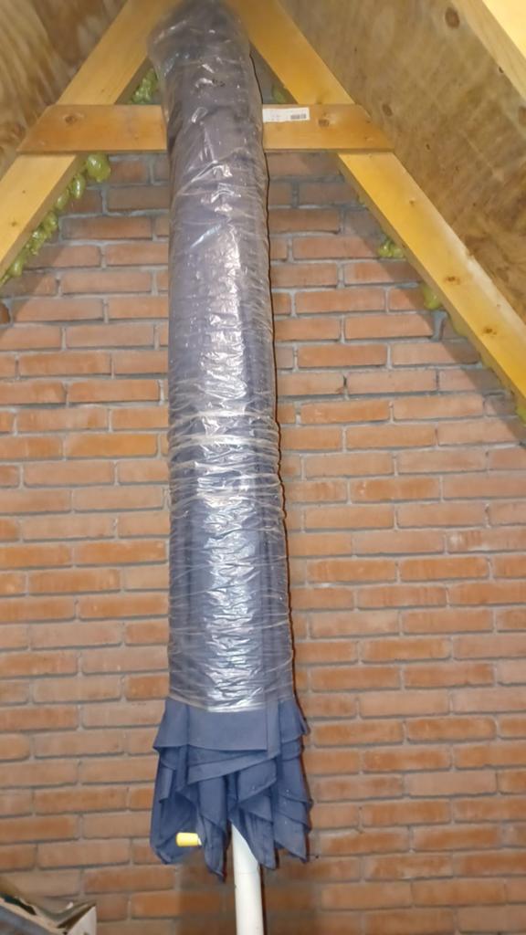 Blauwe parasol 2,50/2,60 meter, Tuin en Terras, Parasols, Zo goed als nieuw, Stokparasol, 2 tot 3 meter, Ophalen