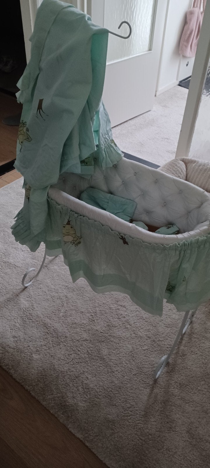poppenwiegje met bekledin, Ophalen