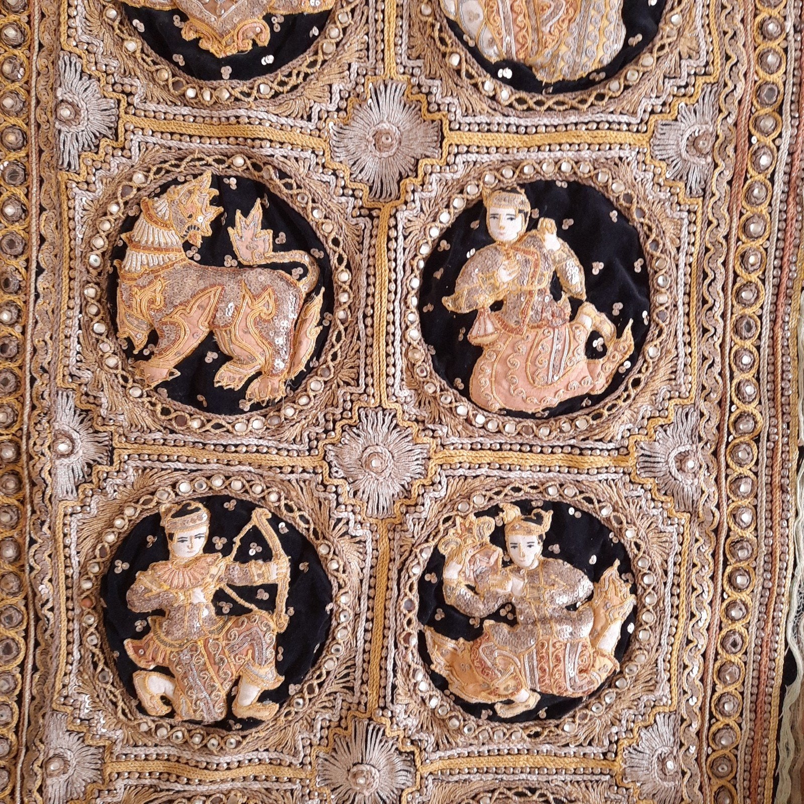 Myanmar Birma: Kalaga Wandkleed Tekens Dierenriem Zodiac, Antiek en Kunst, Verzenden