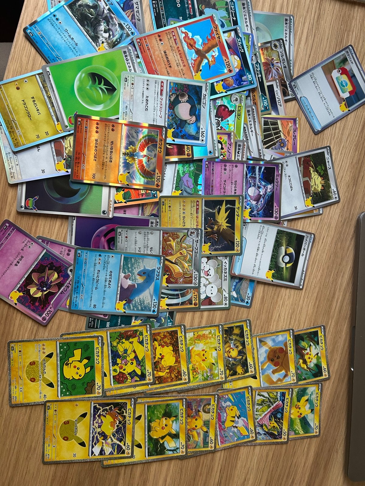 Japanse Pokémon 30TH kaarten:11 Pikachu's en 58 bulk kaarten, Ophalen of Verzenden, Gebruikt, Meerdere kaarten