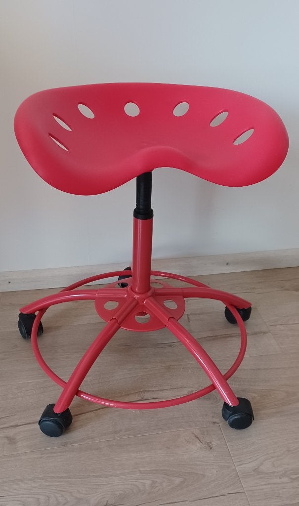 Tractorstoel rood. (Vintage), Ophalen of Verzenden, In hoogte verstelbaar, Zo goed als nieuw, Overige materialen