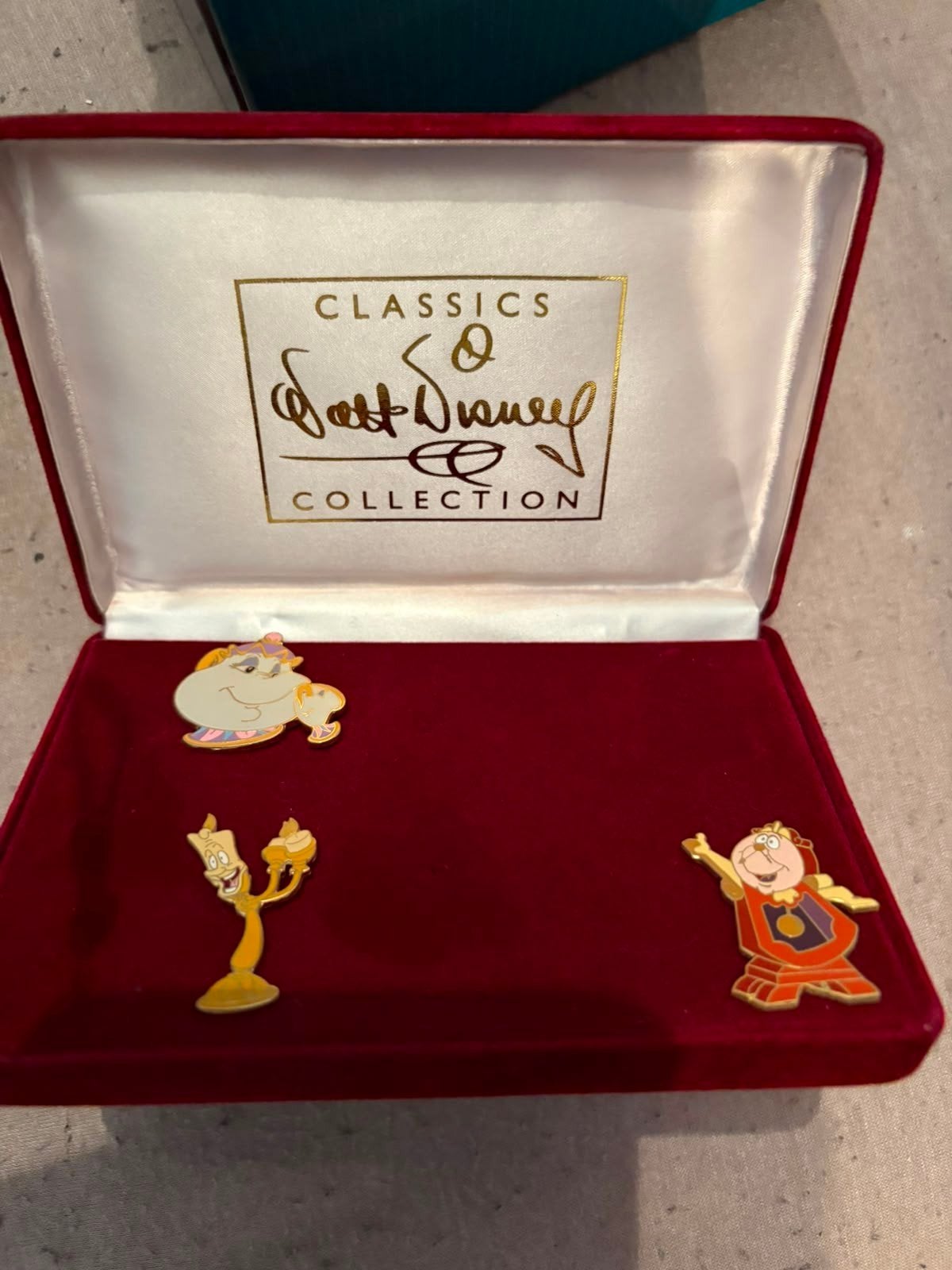 Originele Disney Pinset: Lumiere, Pendule, Mevrouw Tuit & Ba, Verzamelen, Disney, Ophalen of Verzenden, Overige figuren, Nieuw