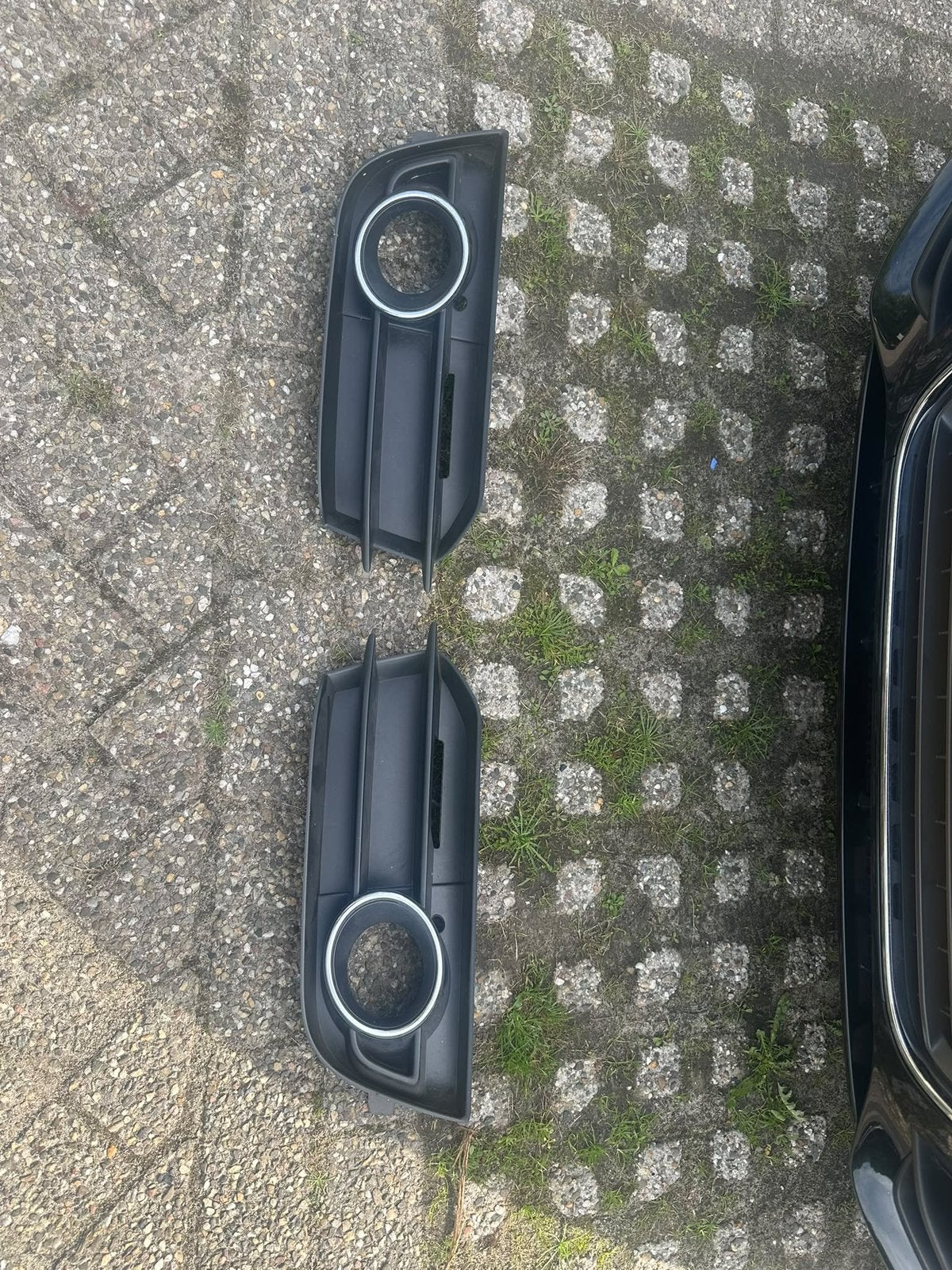 Audi A1 Mistlamp Grille Links+Rechts Origineel Zwart/Chroom, Nieuw, Audi, Bumper, Verzenden
