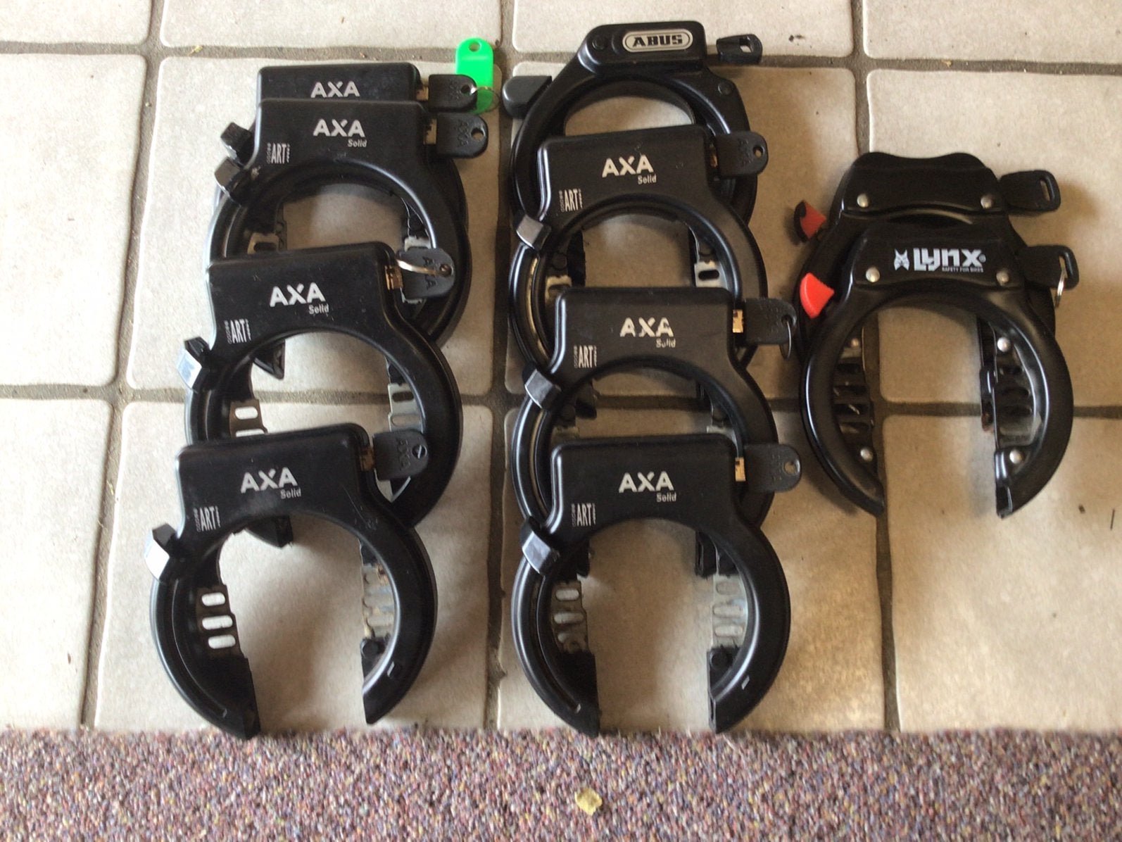 10 fietssloten:7xAXA, 2 xLYNX en 1x ABUS. Allen 1 sleutel, Ophalen, Zo goed als nieuw