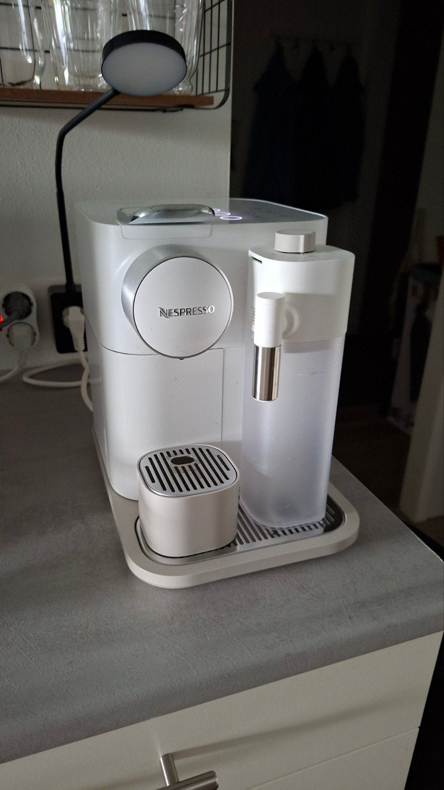 De Longhi Nespresso Gran Lattissima koffiemachine, 10 kopjes of meer, Ophalen of Verzenden, Zo goed als nieuw, Afneembaar waterreservoir