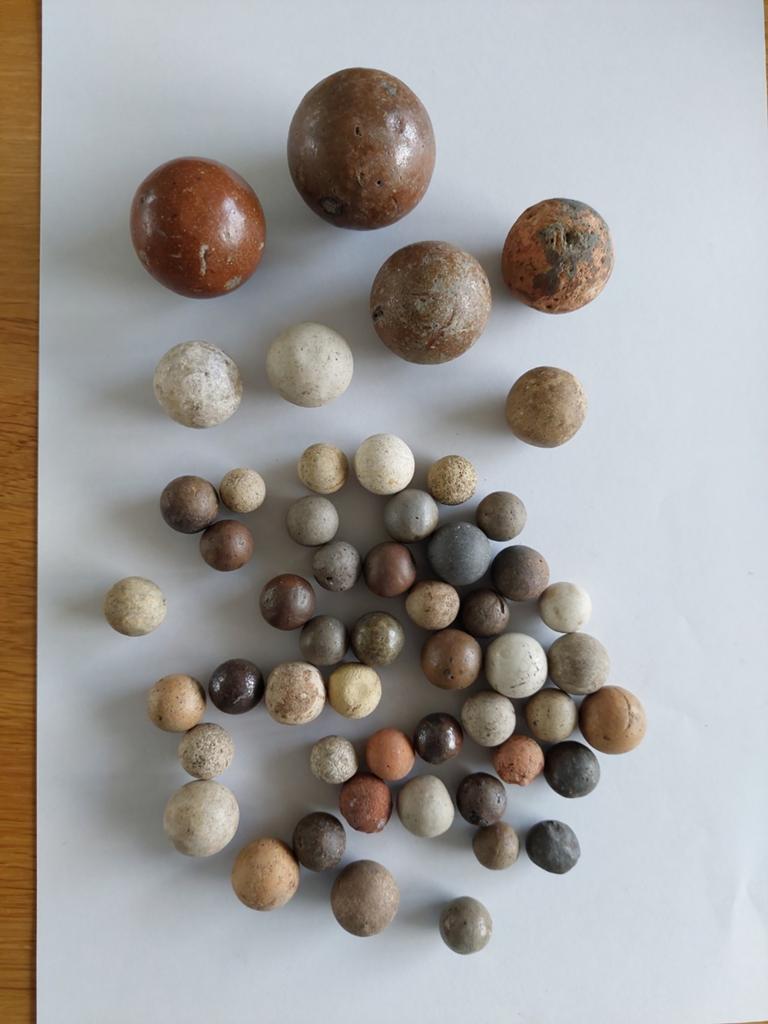 53 oude antieke aardewerk klei knikkers, Ophalen of Verzenden