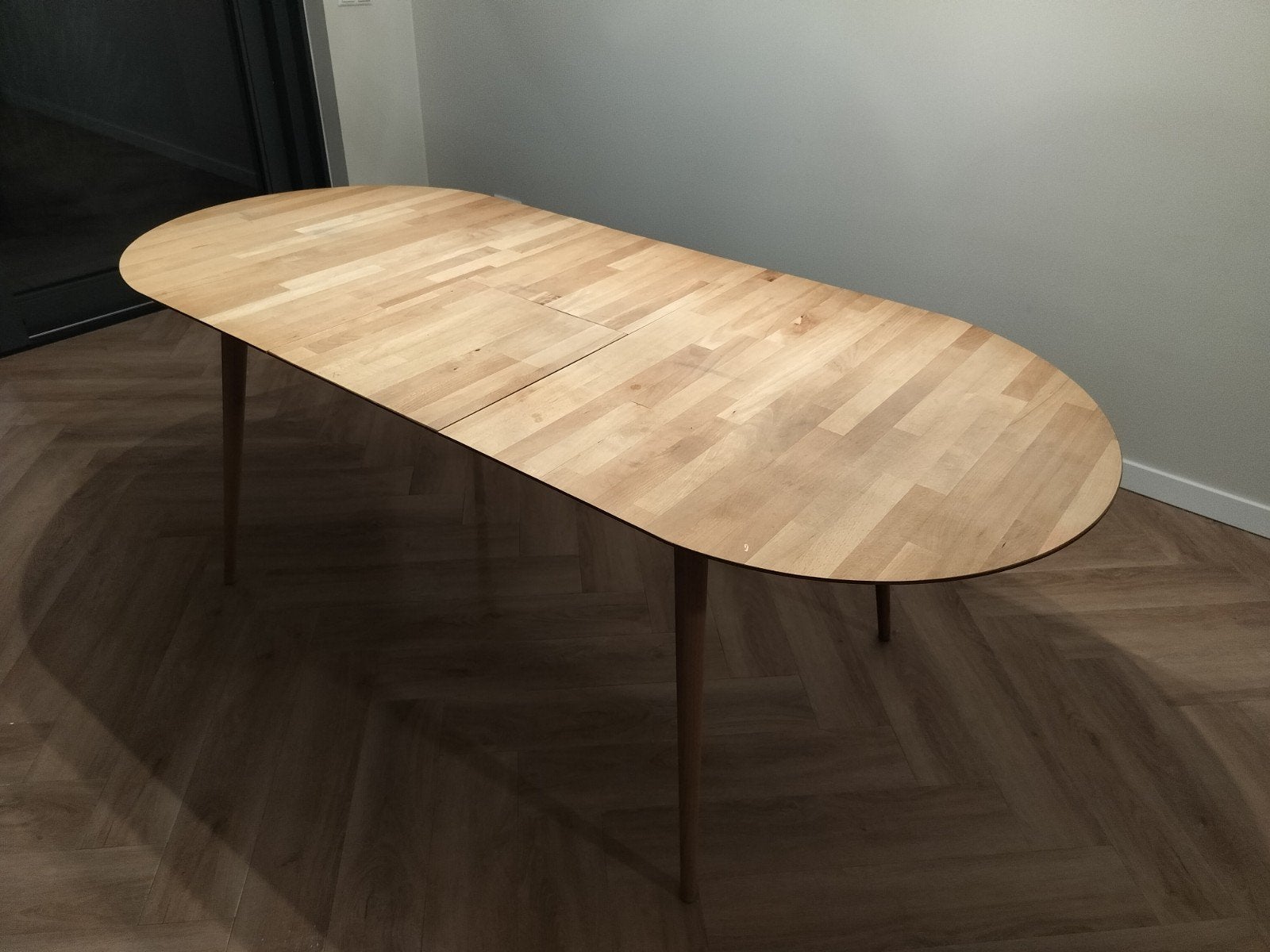 Uitschuifbare eettafel van hout, ovaal