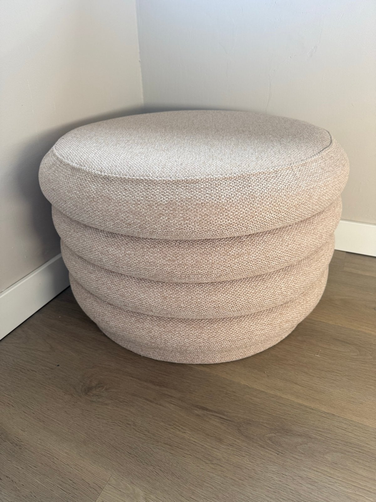 Beige poef van Karwei - Zo goed als nieuw, Ophalen, Minder dan 50 cm, Rond, Zo goed als nieuw