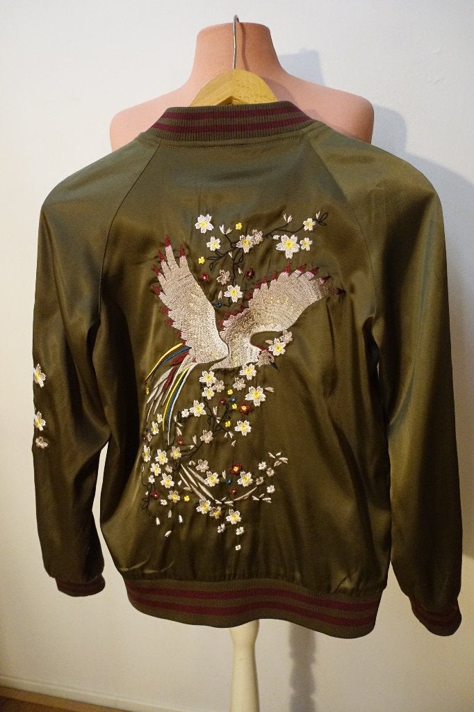 [Eyecatcher] IKKS boetiek satijnen bomber in khaki, mt. M, IKKS, Ophalen of Verzenden, Zo goed als nieuw, Jasje