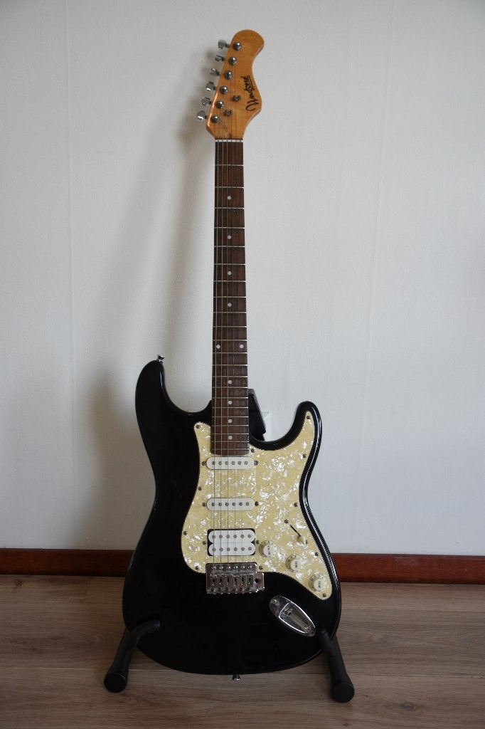 Stratocaster-type guitar with case and strap, Ophalen, Gebruikt, Elektrische gitaar