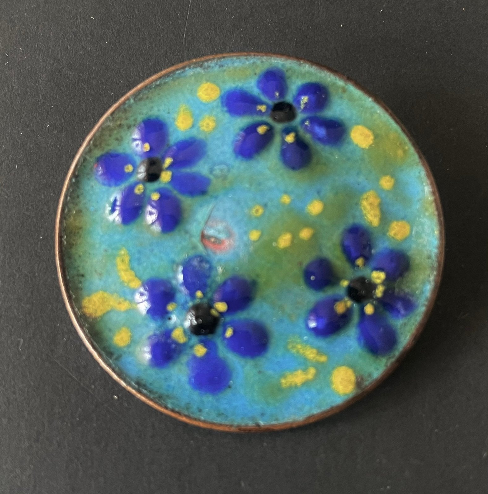 Oude geëmailleerde bloemen broche, Verzenden, Zo goed als nieuw, Overige materialen
