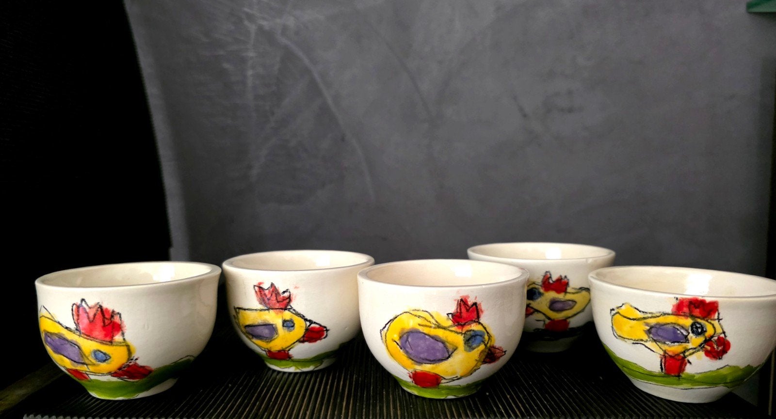 4 nieuwe handgemaakte haantjes met kleurrijke haantjes, Huis en Inrichting, Keuken | Servies, Keramiek, Nieuw, Ophalen of Verzenden