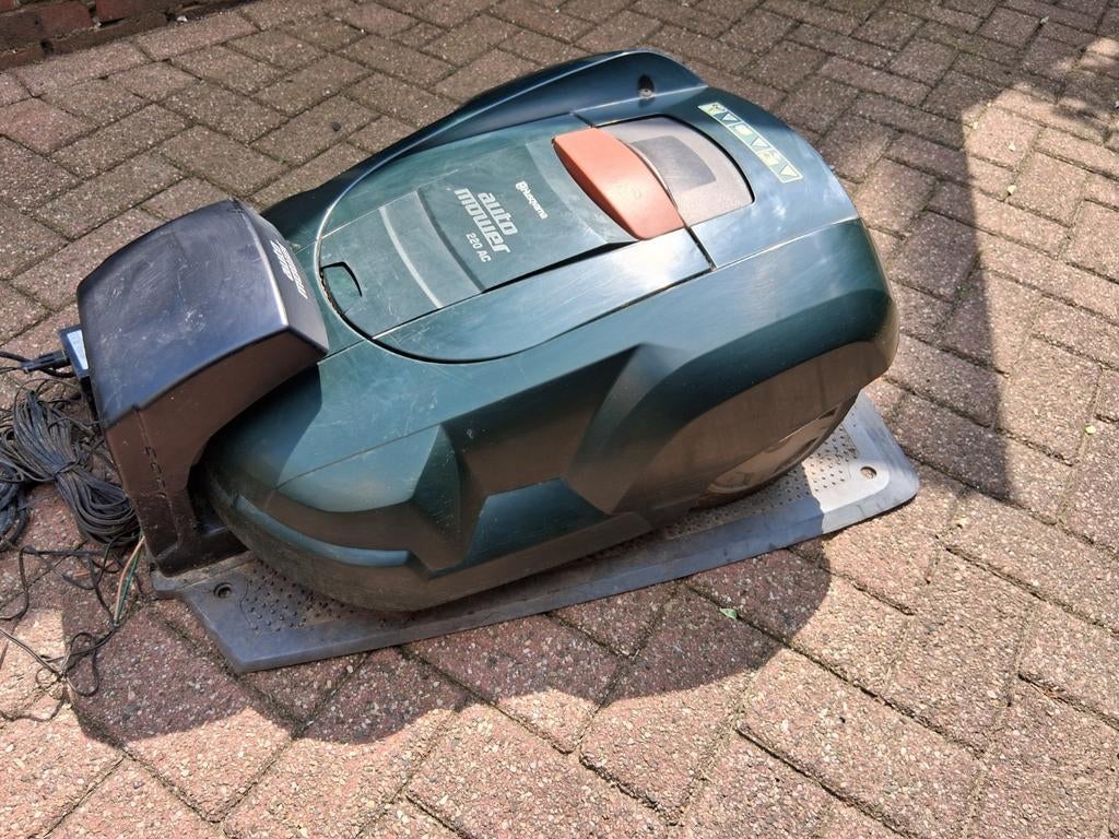 Husqvarna 220AC Automower robotmaaier, Tuin en Terras, Ophalen, Gebruikt, 20 tot 25 cm, Husqvarna