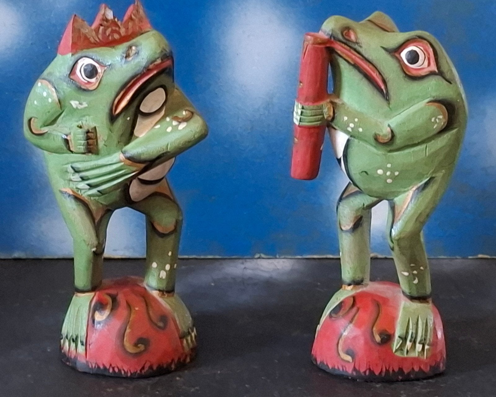 Kikkers.  Hout. 2 st. Handmade/handpainted.  16 cm., Ophalen, Zo goed als nieuw, Reptiel of Amfibie, Beeldje of Figuurtje