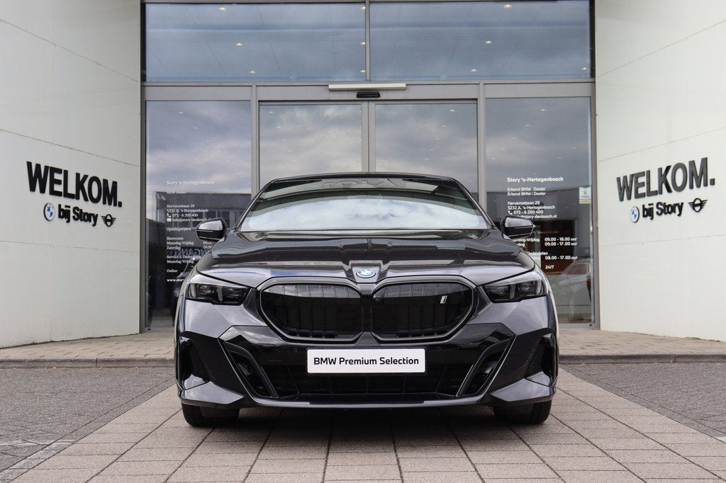 BMW i5 eDrive40 M Sport / Panoramadak / Comfort Access / Sto, Auto's, BMW, 2095 kg, Achterwielaandrijving, Lichtsensor, Met garantie (alle)