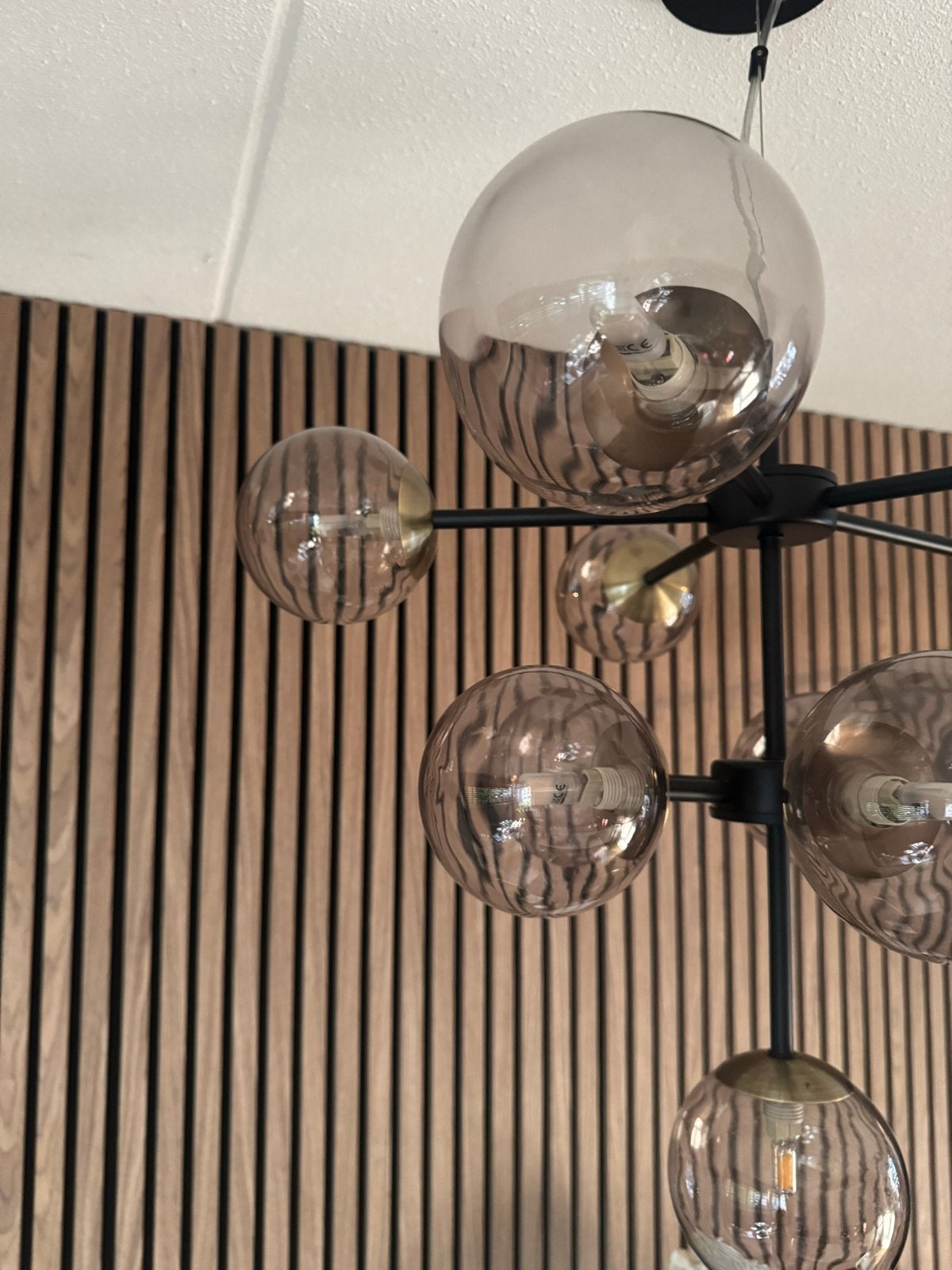 Moderne Hanglamp met Rookglas Bollen, Huis en Inrichting, Lampen | Hanglampen, Ophalen of Verzenden, Zo goed als nieuw, Glas, 50 tot 75 cm