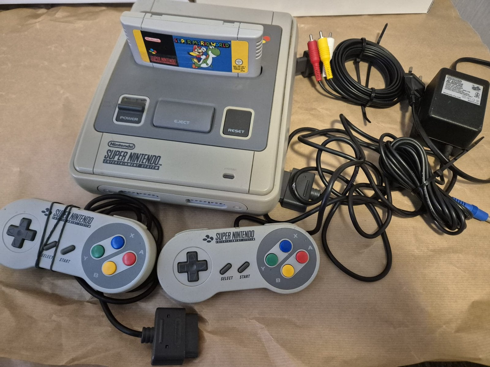 eldzame (SNES) 1CHIP-02 Set — COMPLEET + Super Mario World, Spelcomputers en Games, Ophalen of Verzenden, Zo goed als nieuw, Met 1 controller