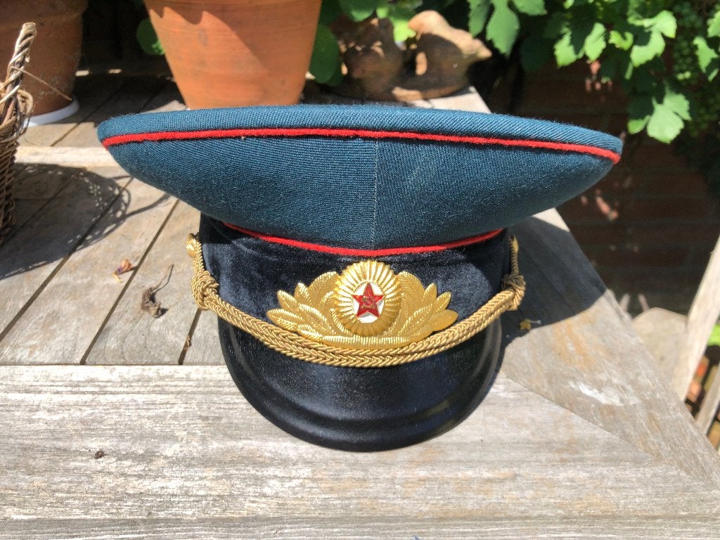 SOVJET OFFICIERSPET jaren 70 met poster Berlijnse Muur, Verzamelen, Militaria | Algemeen, Ophalen, Landmacht, Nederland, Foto of Poster