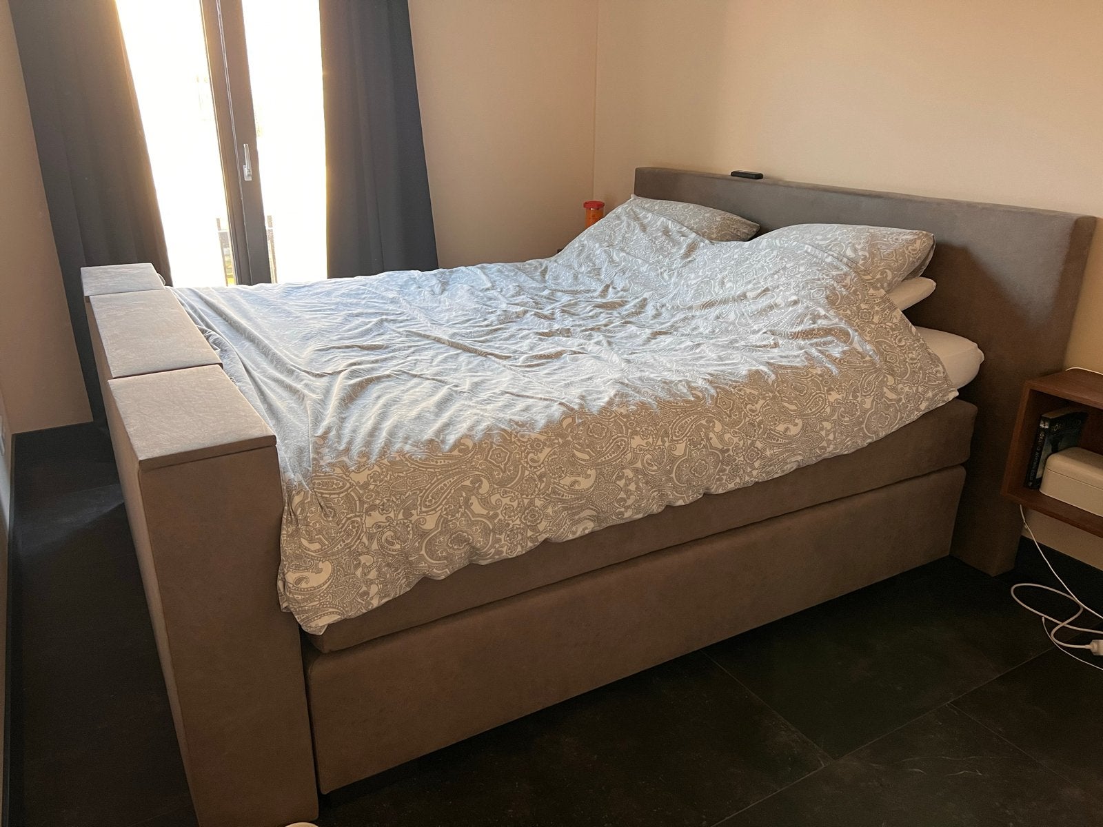 Boxspring bed met TV lift (exclusief TV), Ophalen, Beige, Tweepersoons, Zo goed als nieuw