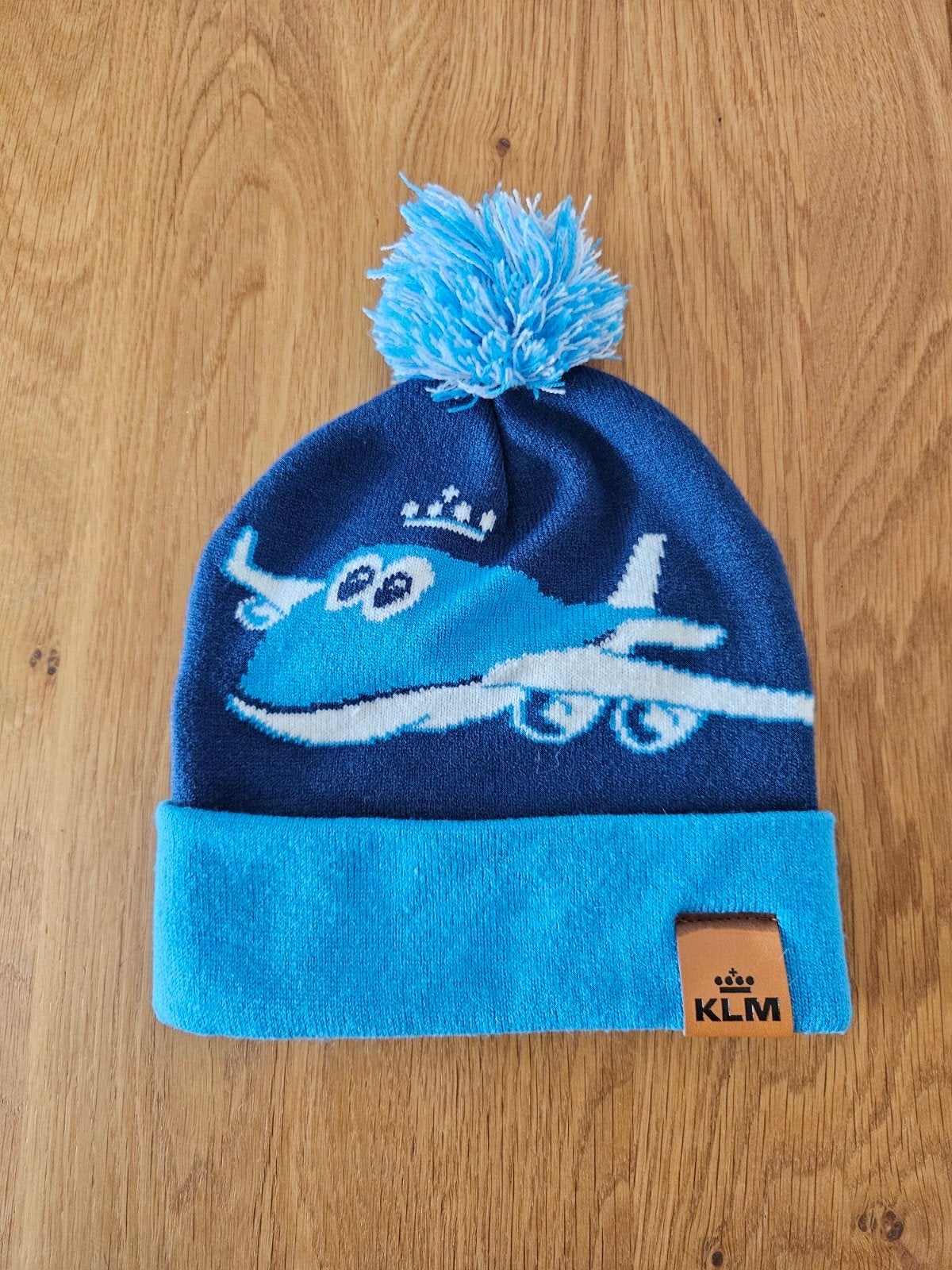 Nieuwe KLM Muts met Vliegtuig Design en Pompon, Kleding | Dames, KLM, Ophalen of Verzenden, Nieuw, Muts