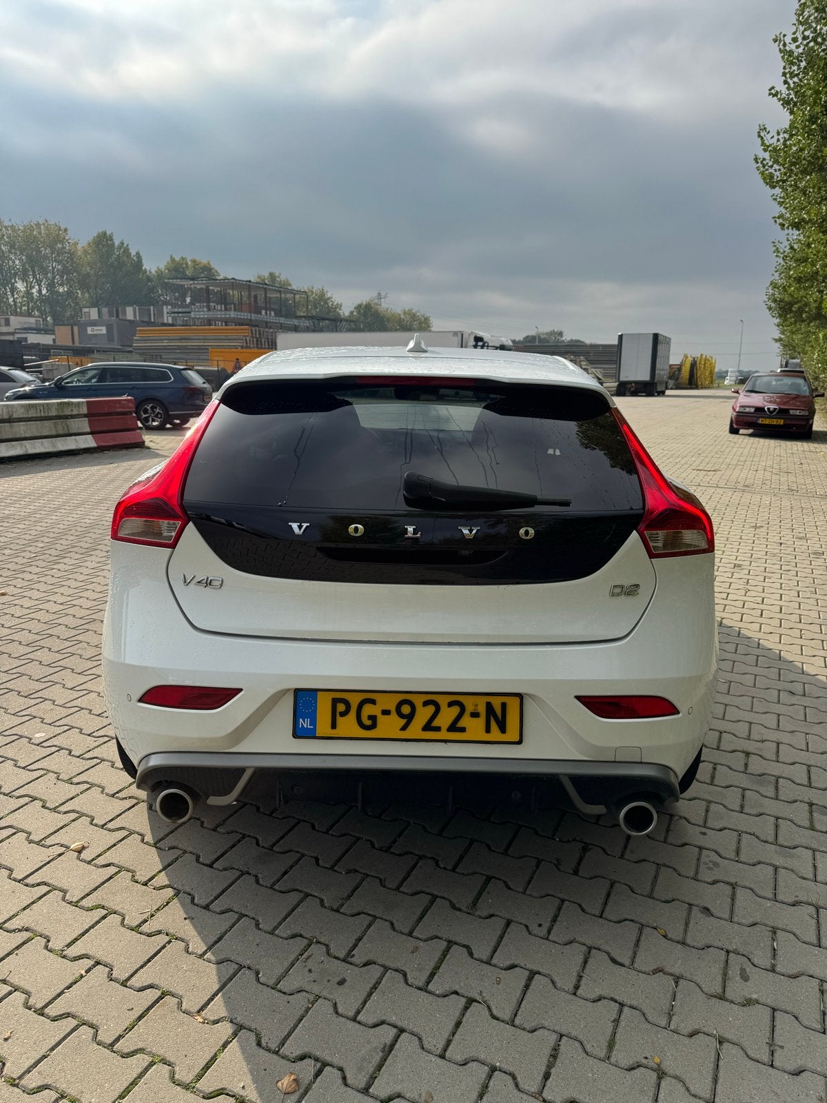 Volvo V40 2.0 D2 R design 150PK 2016 Wit, Voorwielaandrijving, 28 km/l, LED dagrijverlichting, Zwart
